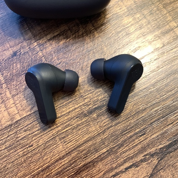 JBL Vibe Beam - True Wireless Earbuds (Black) - Picture 2 of 6